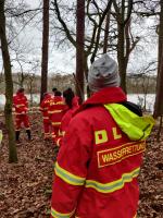 DLRG crew during construction of makeshift dike (December 28)