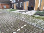 Oplossing hoog bouwpeil woningen in voortuin.