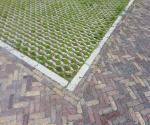 close-up rijbaan naast parkeerplaatsen