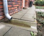 Afgekoppelde regenpijp, molgoot, Kerkstraat Berkel-Enschot03