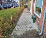 Afgekoppelde regenpijp trottoir, richting groenzone Kruisvaardersstraat Tilburg01